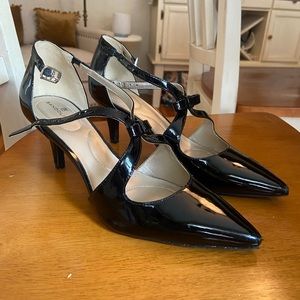 Black Bandolino Bow Closed-Toe Heels | 9